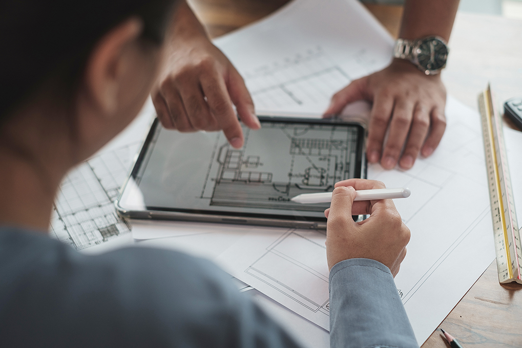 Trabajadores utilizando la herramienta Autodesk